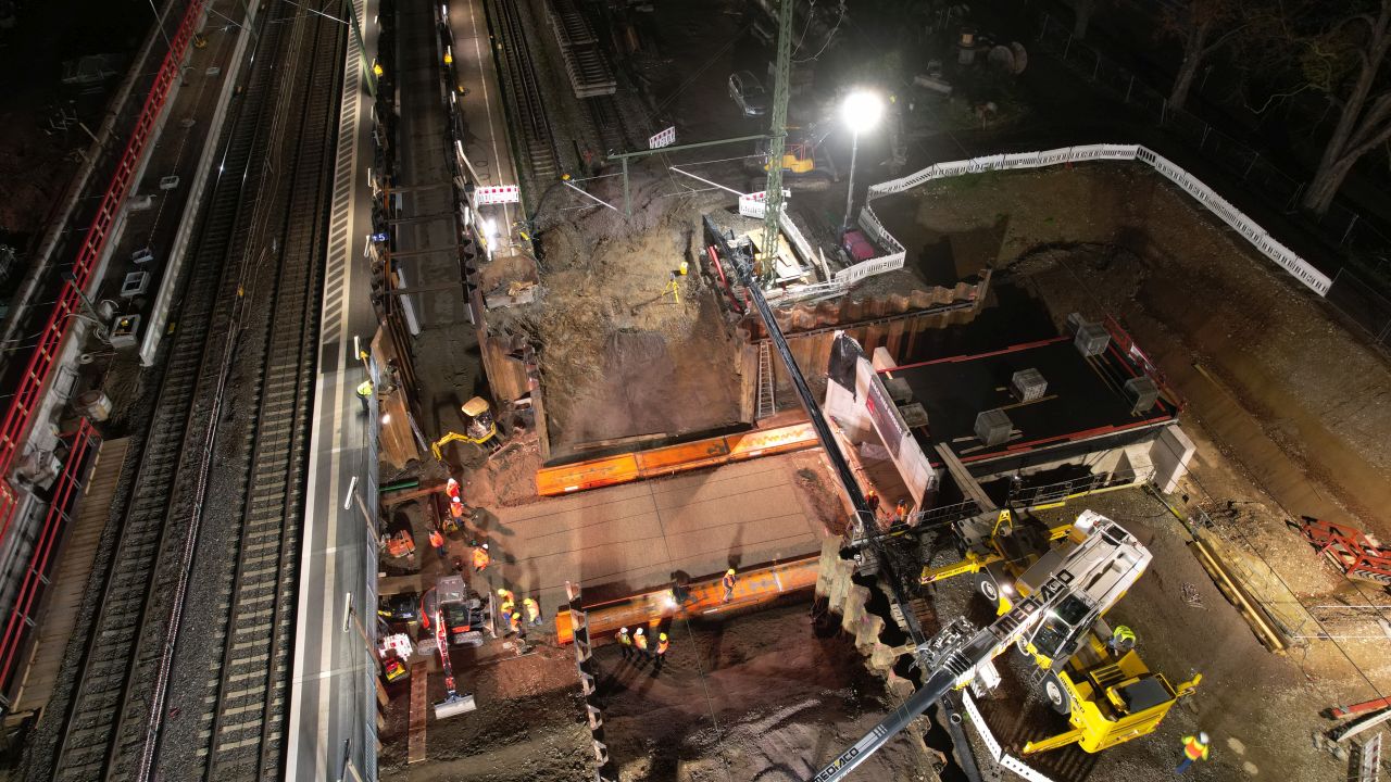 Orangefarbene Hydraulikpressen verschoben die Unterführung. (Foto: Jürgen Schmidt)
