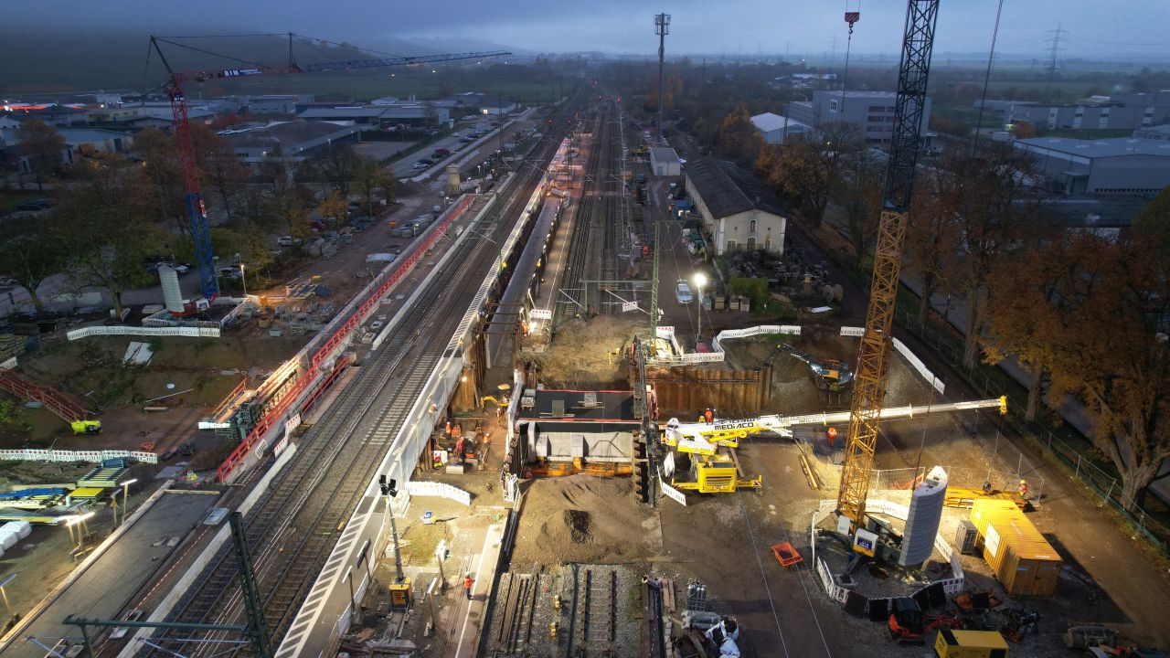 Parallel arbeitet die DB an den neuen Bahnsteigzugängen. (Foto: Jürgen Schmidt)