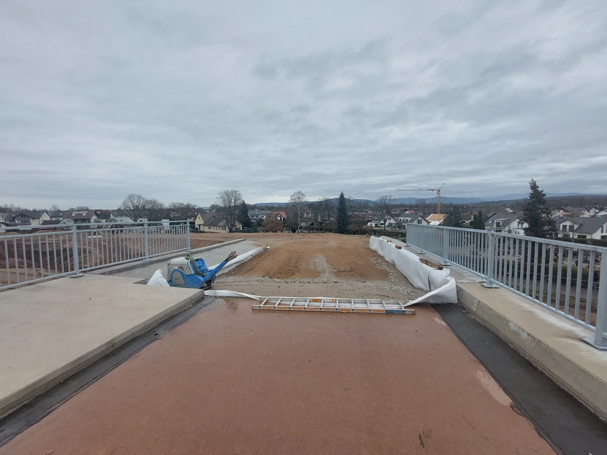 Die Rampen auf der Ost- und Westseite sind an das Bauwerk angeschlossen worden. (Foto: DB E&C/Felix Huber)
