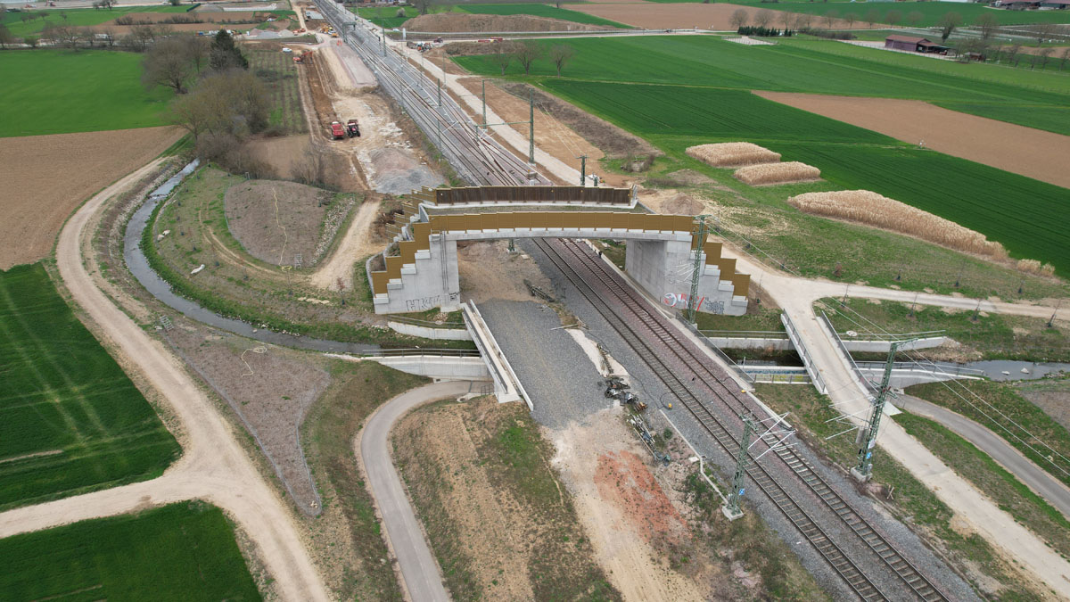 Die Brückenbauwerke – hier die Fledermausüberführung – überspannen künftig auch die Gleise des NBS.