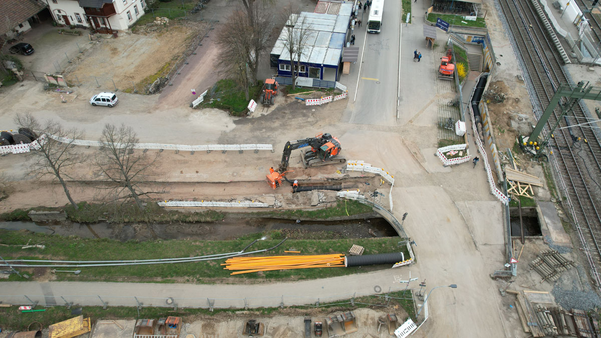 Während der Bauarbeiten richtet die Bahn einen provisorischen Weg über den Klemmbach ein.
