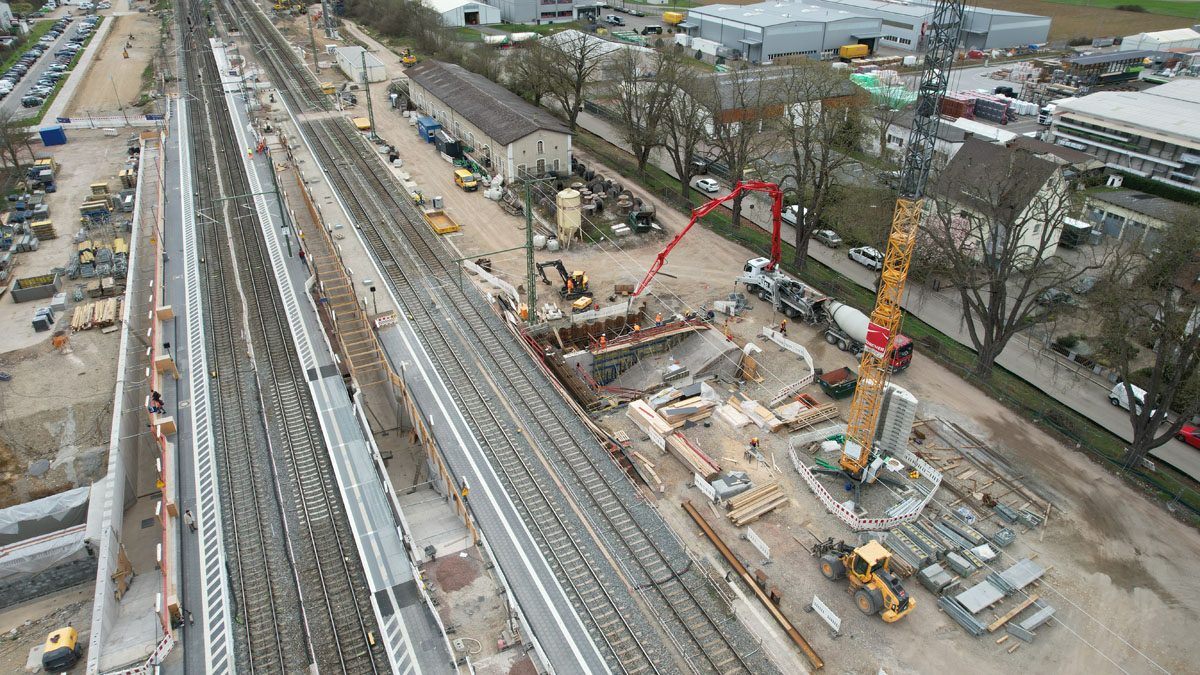 Aktuell arbeitet die Bahn an den barrierefreien Zugängen zum Bahnsteig.