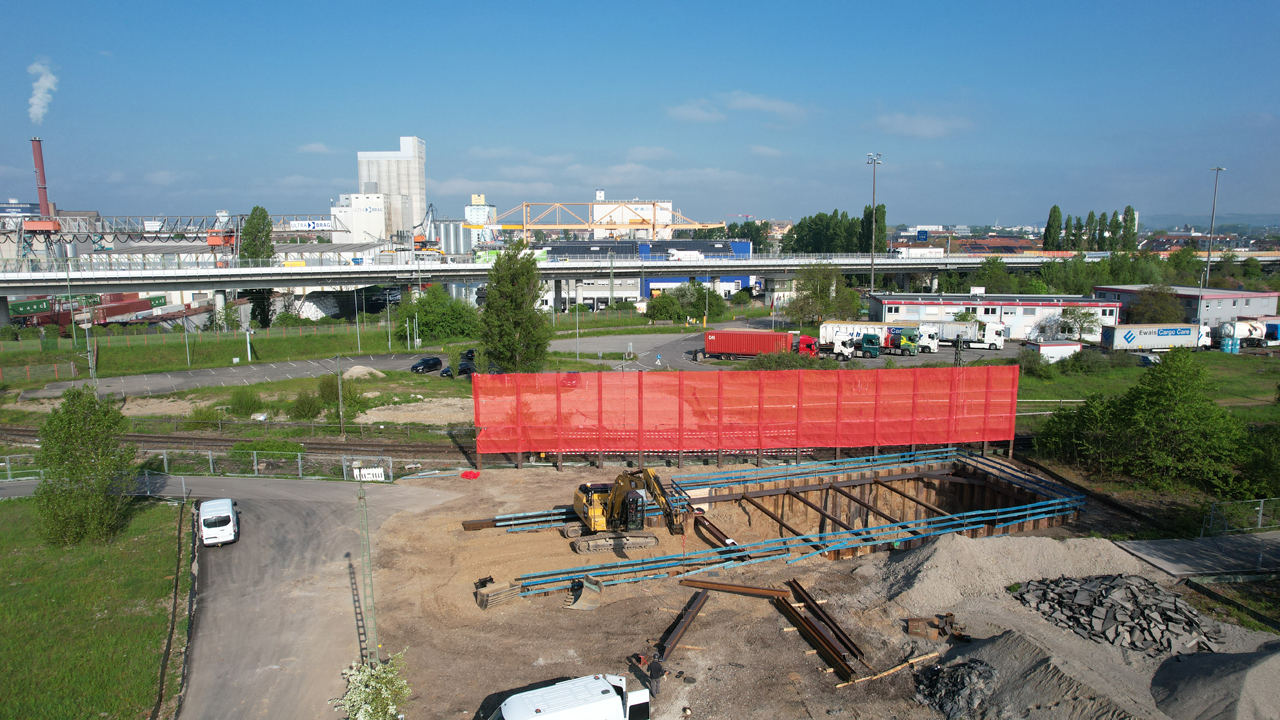 Der Bagger hebt die Baugrube für ein Haveriebecken aus. (Foto: Jürgen Schmidt)