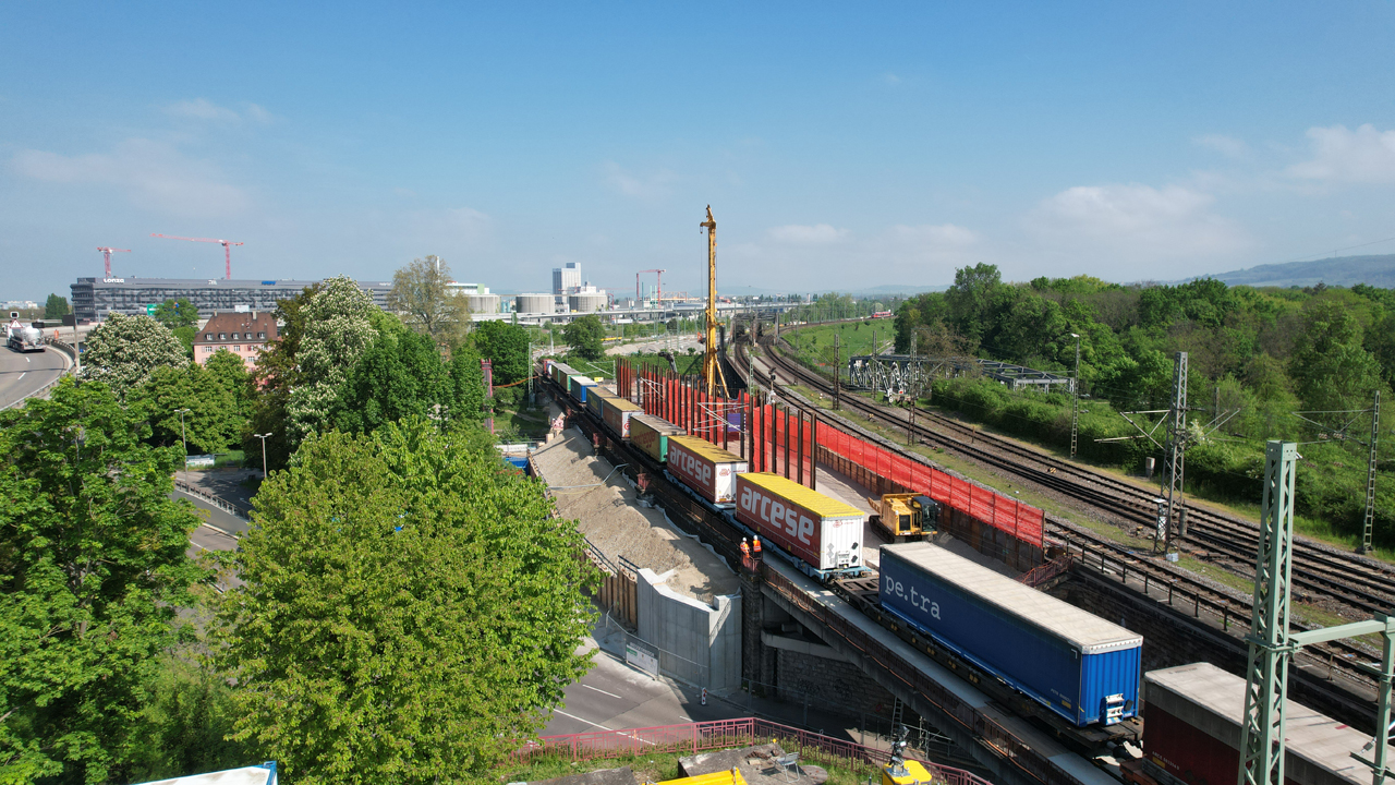 Der erste Schritt: Herstellung einer Stützwand  vor der neuen EÜ Wiesekorridor. (Foto: Jürgen Schmidt)