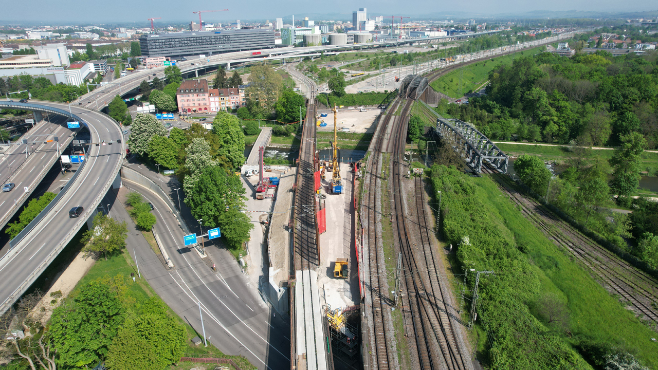 An die Gleisgruppe F schließt sich die Baustelle für die Eisenbahnüberführung (EÜ) Wiesekorridor an. (Foto: Jürgen Schmidt)