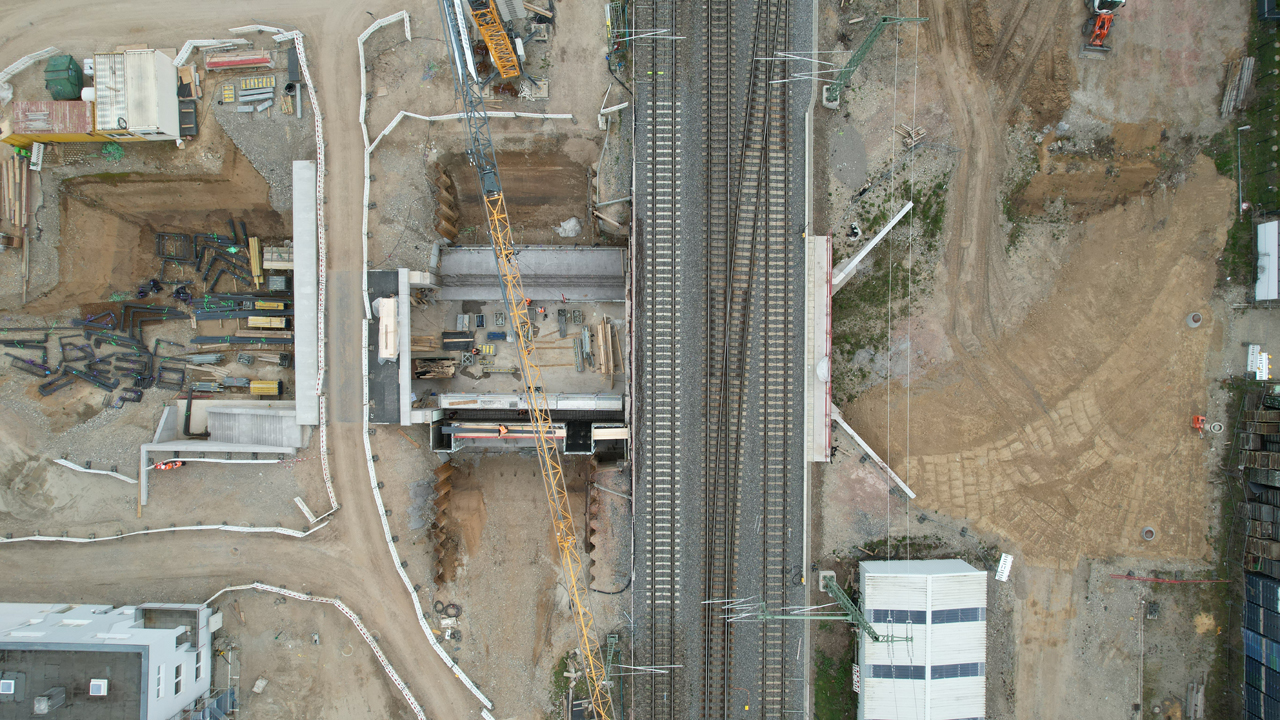 März 2023: Die Bahn hat einen provisorischen Überweg über die EÜ Parkplatzzufahrt hergestellt. (Foto: Jürgen Schmidt)