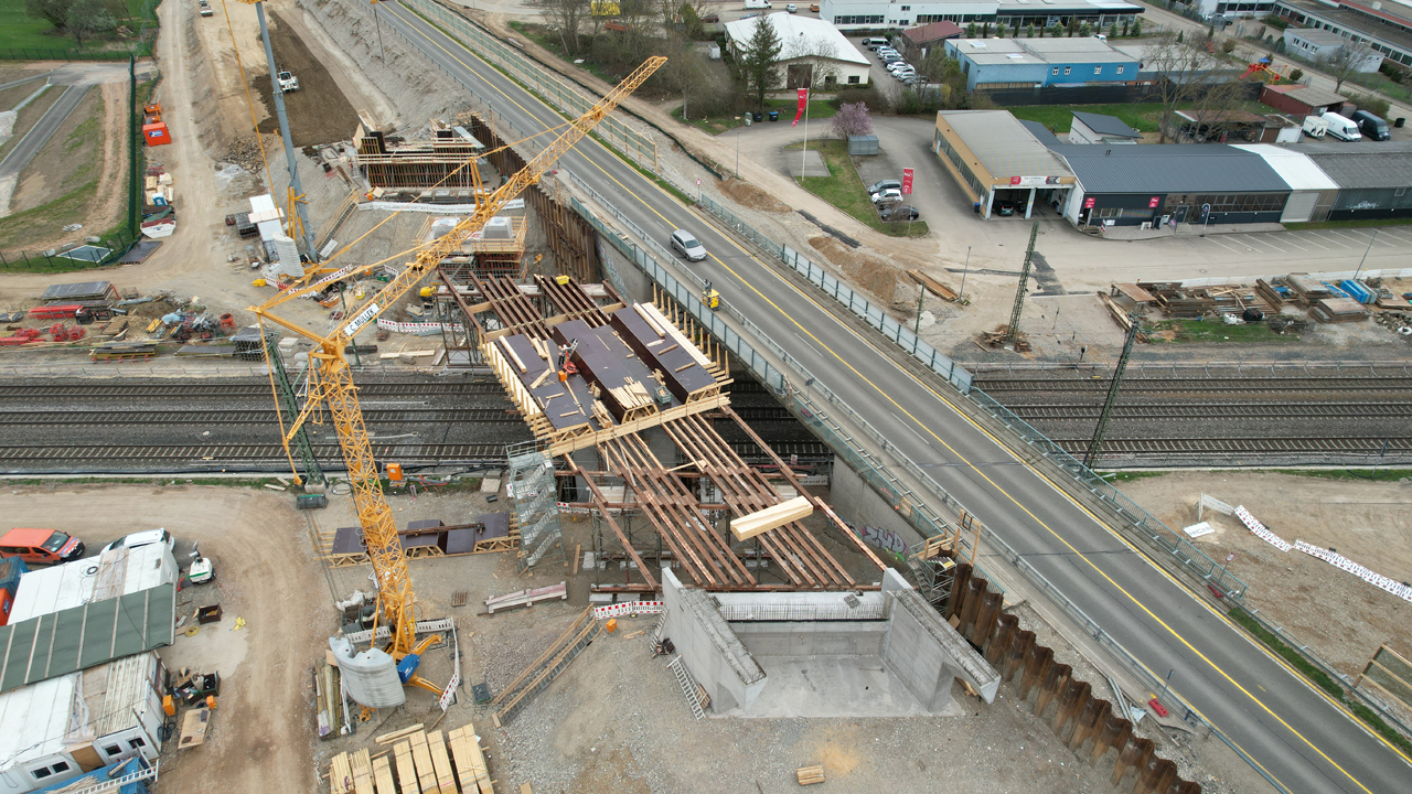 März 2023: Das westliche Widerlager und die Pfeiler sind fertig. Das östliche Widerlager ist noch in Arbeit. (Foto: Jürgen Schmidt)