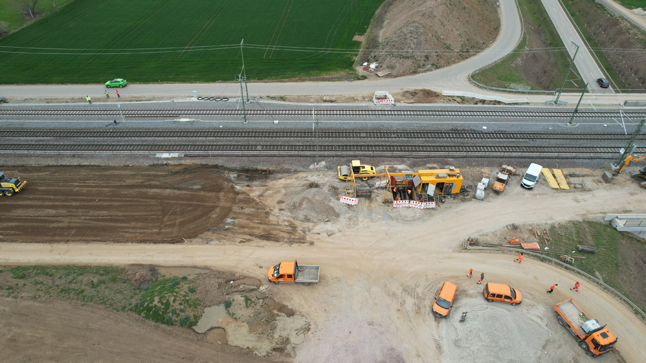 März 2023: In einigen Bereichen musste die Bahn die Tragfähigkeit des Bodens verbessern. (Foto: Jürgen Schmidt)