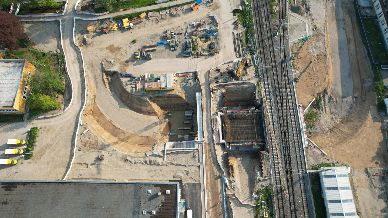 Mai 2023: Die eingebaute Bewehrung für den mittleren Überbau der EÜ Parkplatzzufahrt. (Foto: Jürgen Schmidt)