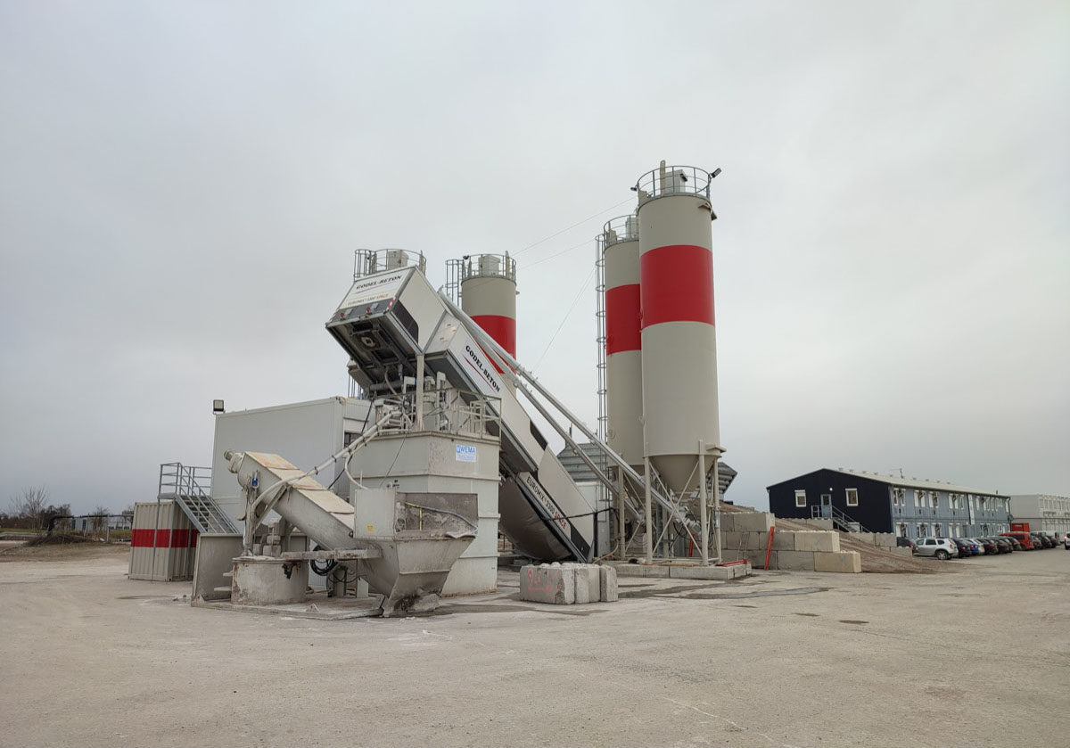 Die Betonmischanlage auf der Baustelleneinrichtungsfläche in Ötigheim. Sie besetzt eine Fläche von etwa 2.500 Quadratmetern. (Foto: Bauüberwachung/Lara Stürm)