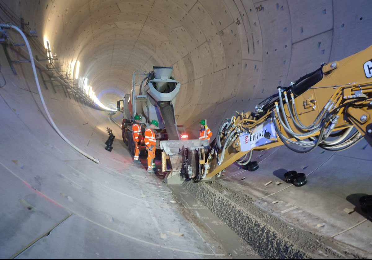 In die unterste Schicht der Sohle wird ein Abflussrohr eingebaut, das von Drainagebeton umgeben ist. (Foto: Bauüberwachung/Lara Stürm )
