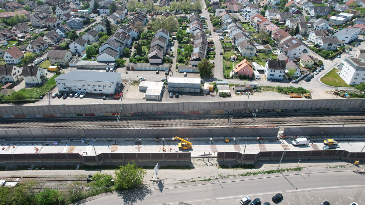 Die letzten Betonblöcke im Betontrog hat die Bahn bis Ende Mai verbunden. (Foto: Jürgen Schmidt)