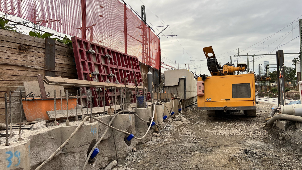 Auf die fertigen Bohrpfähle wird noch der sogenannte Pfahlkopfbalken betoniert. Dann ist die Stützwand fertig.
