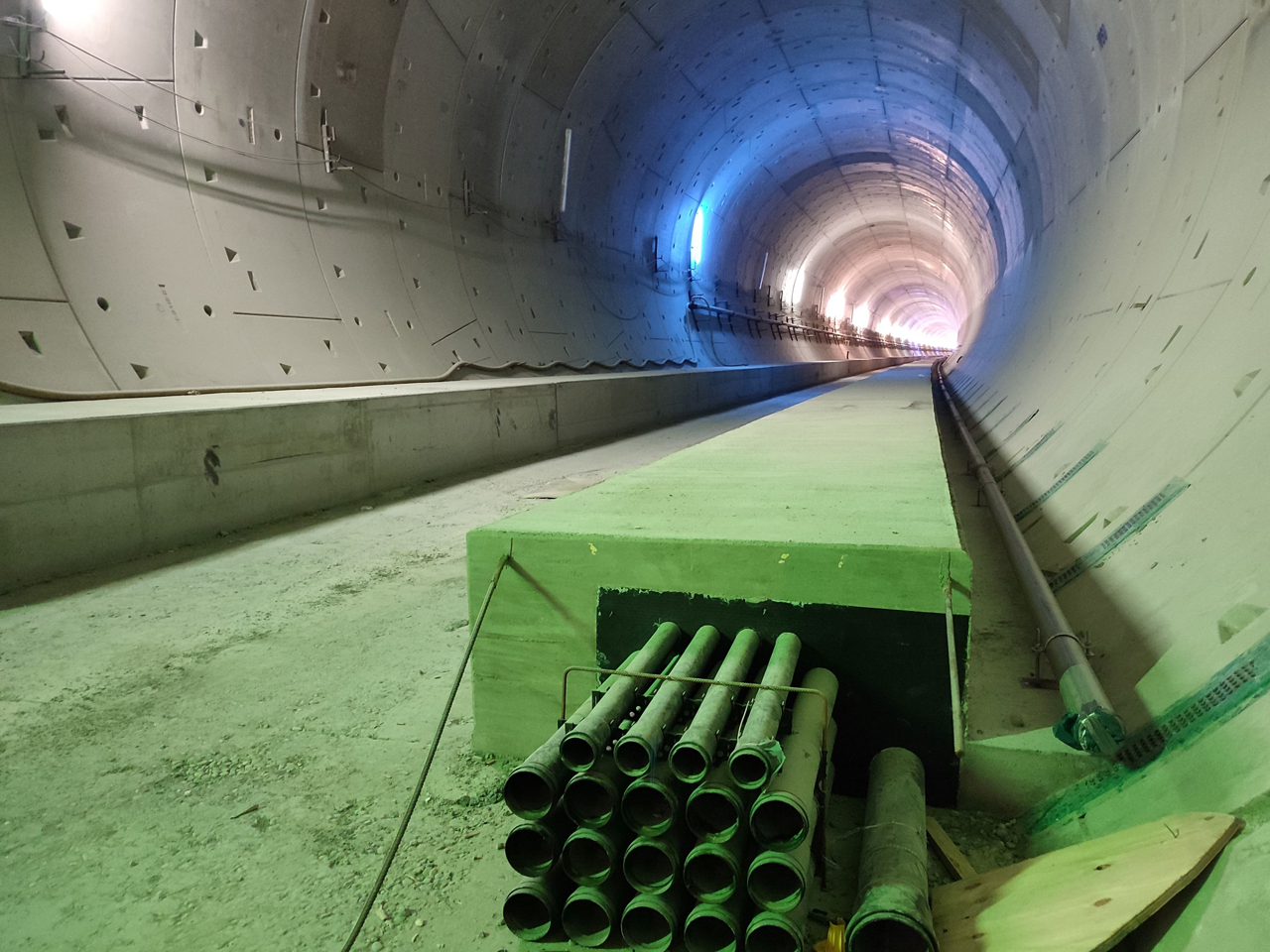 Blick in den Tunnel Rastatt. Leere Kabelrohre sind rechts zu erkennen.