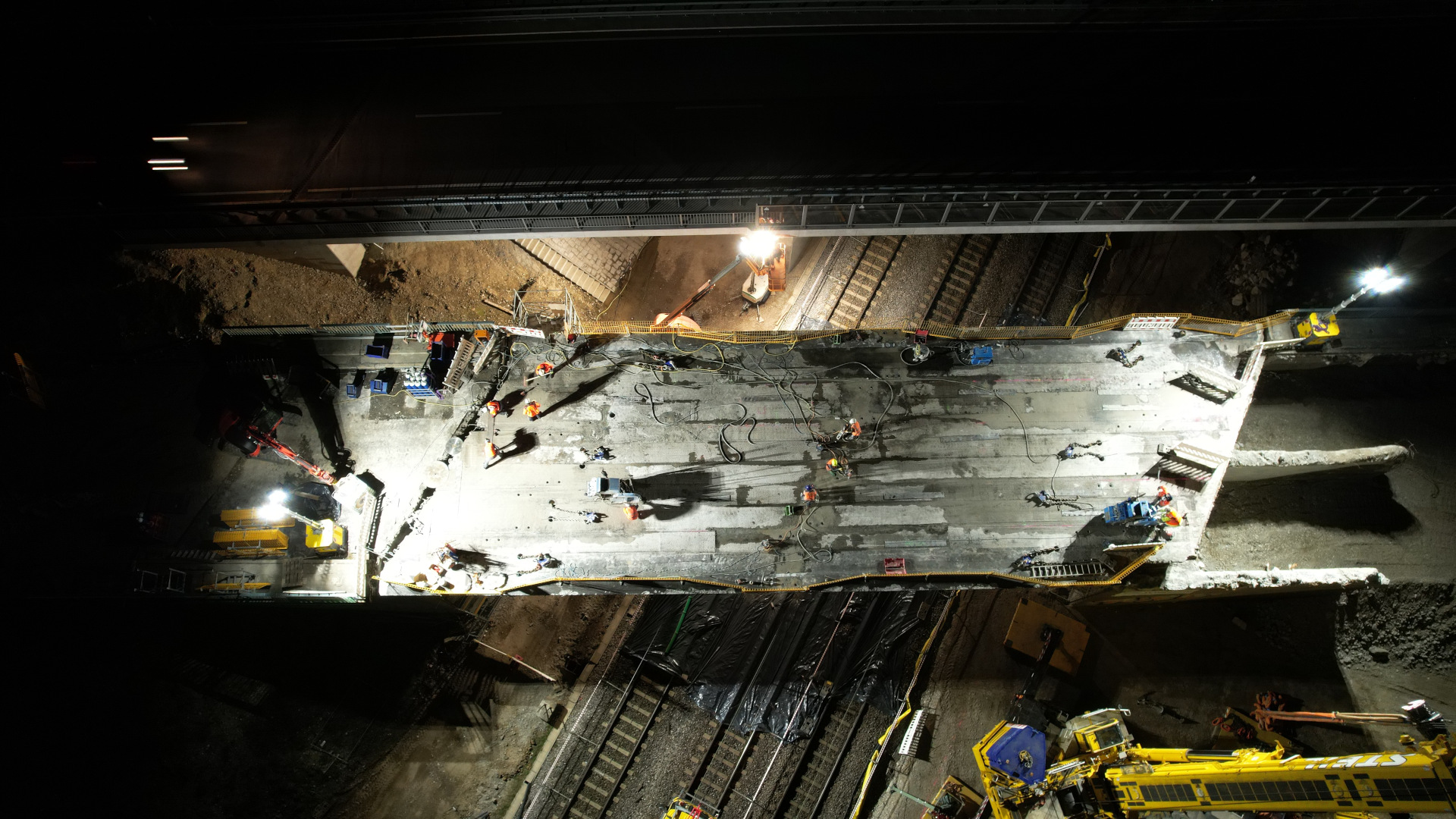 Luftaufnahme der Baustelle mit verschiedenen Baufahrzeugen