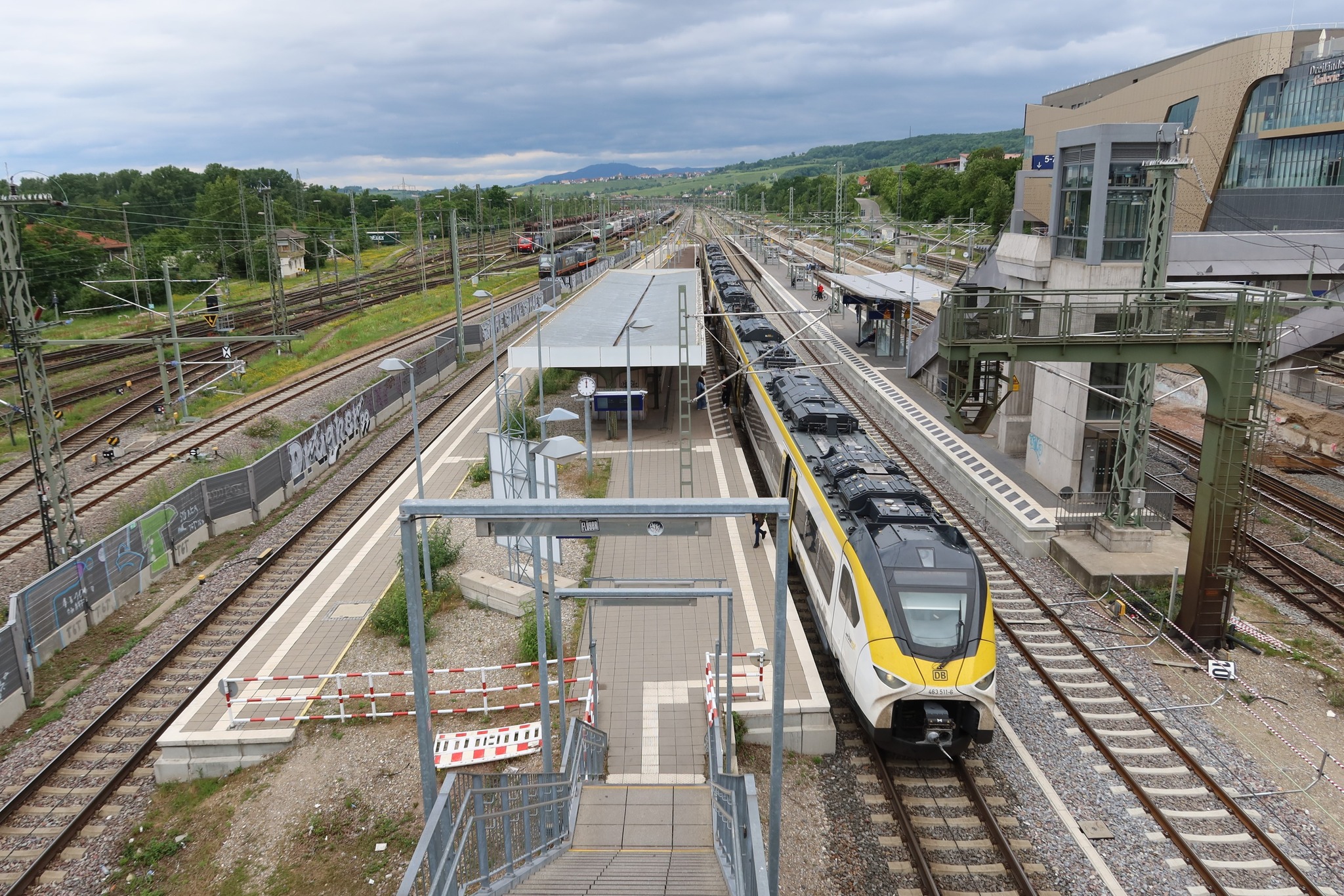 Ein Zug steht am Bahnhof Weil am Rhein.