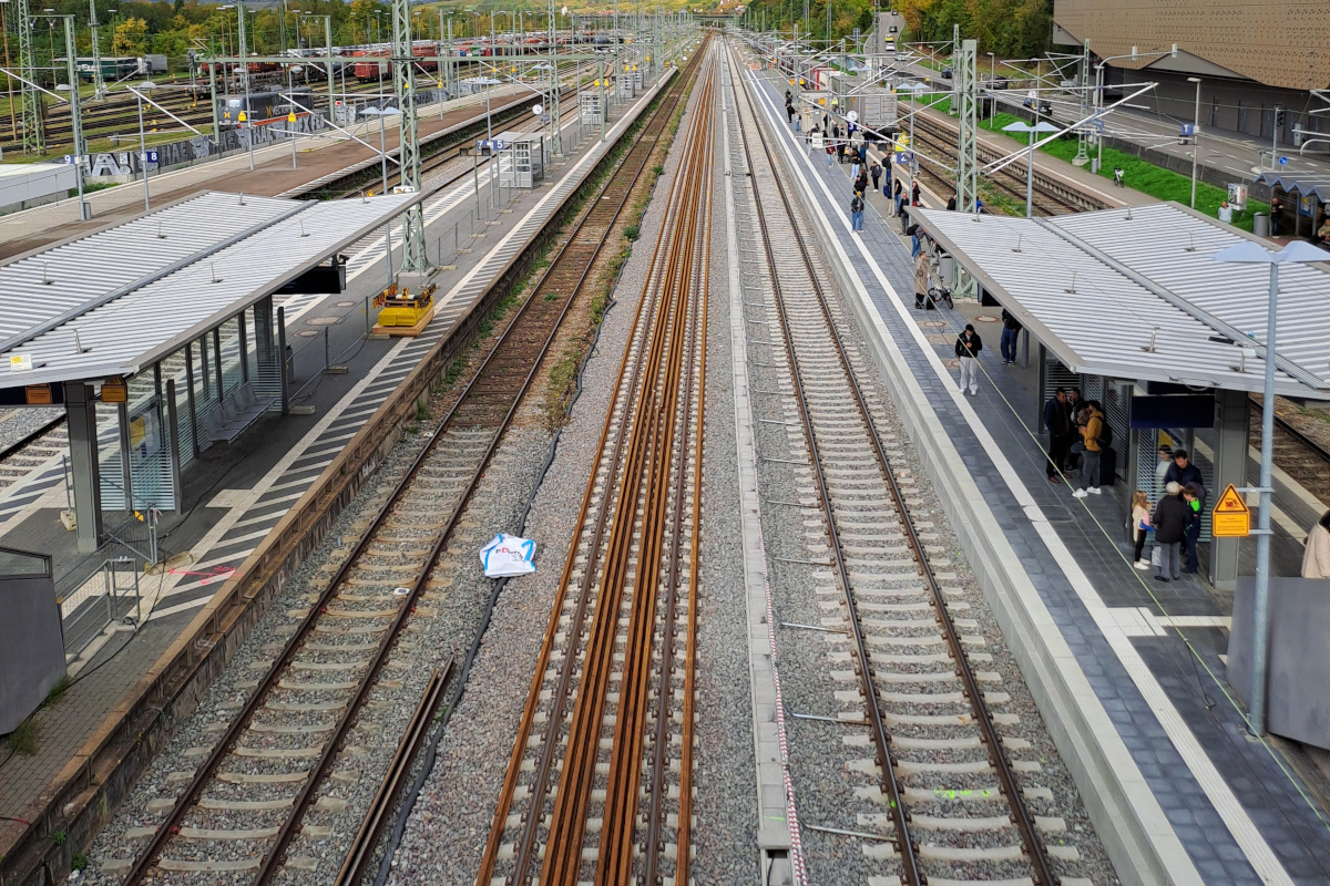 Die fertig bearbeiteten Gleise des Außenbahnsteigs.