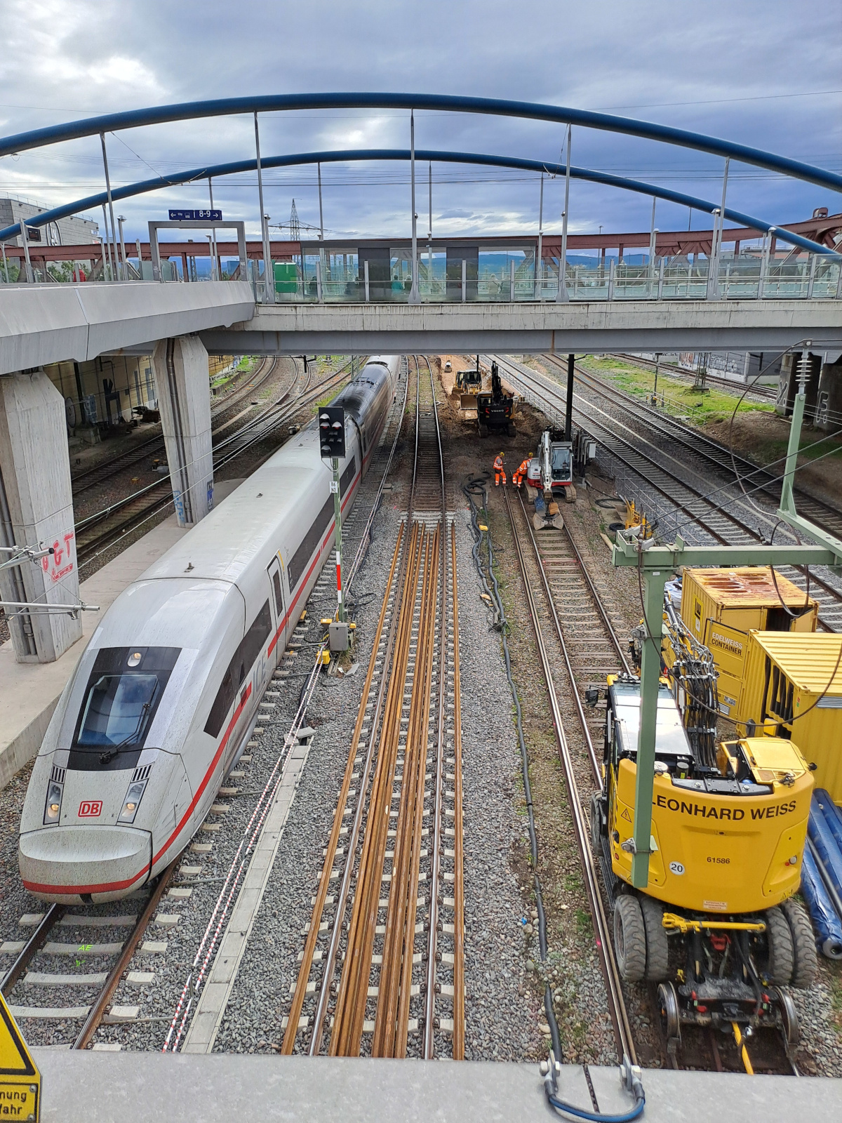 Ein Bagger bei den Gleisarbeiten des Außenbahnsteigs.