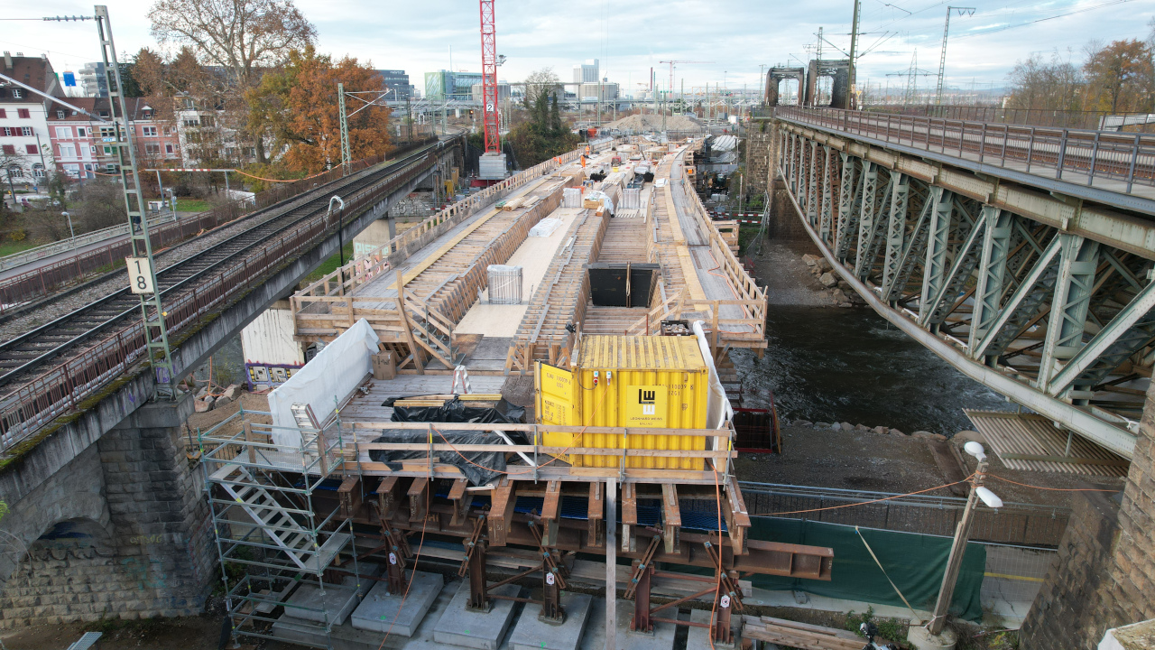 Eine Baustelle einer Brücke. Die Holzschalung ist fertig.