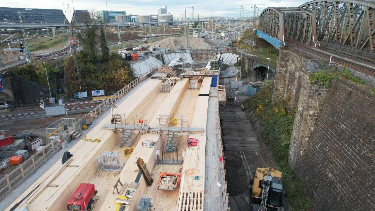 Baustelle einer Brücke. Die Holzschalung ist fertig.