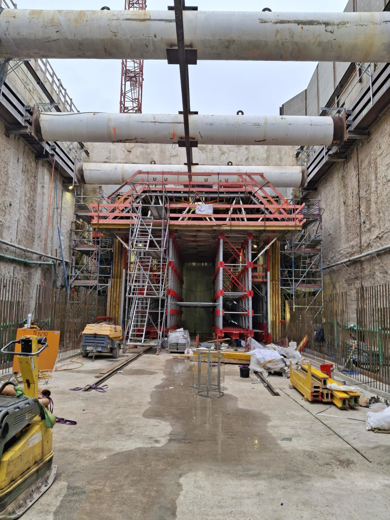 Ein Schalwagen in einer Tunnelbaustelle