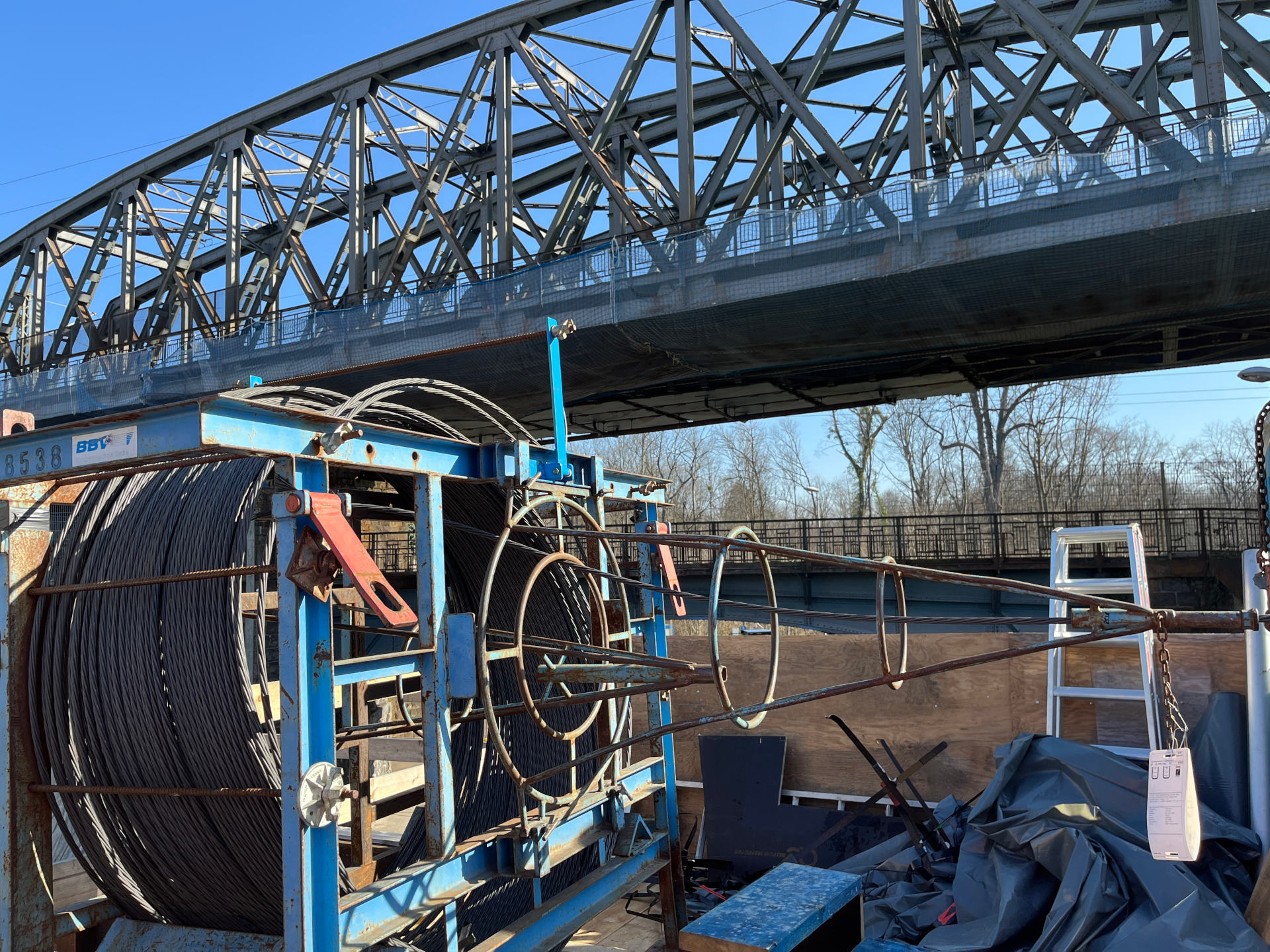Rolle mit Spannstahl, im Hintergrund eine Brücke