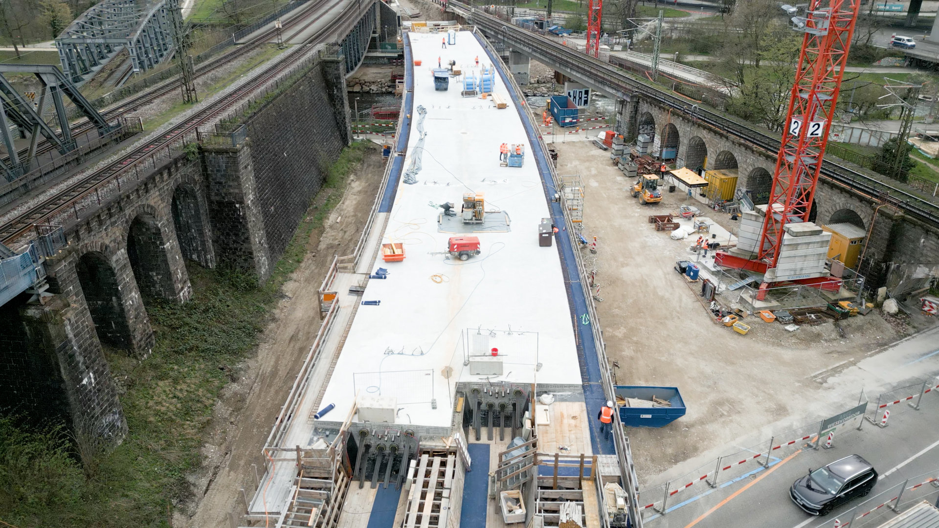 Drohnenaufnahme der betonierten Brücke Wiesekorridor