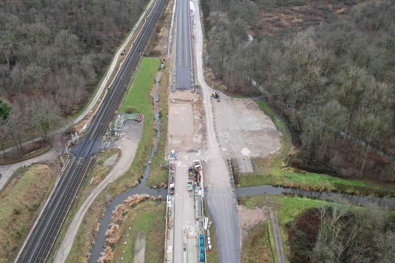 Gleise der Freien Strecke münden in einen Abschnitt ohne Gleise, mit Baustelle.