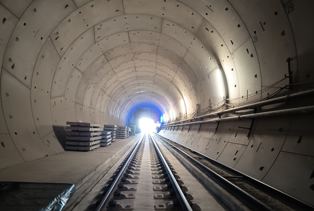 Innenansicht eines Tunnels mit Gleisspuren.